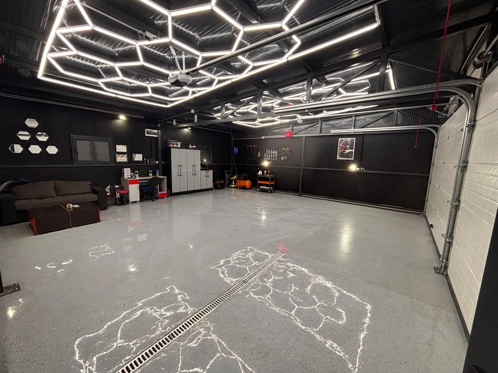 BS Detailing studio sa heksagonalnim svjetlima
